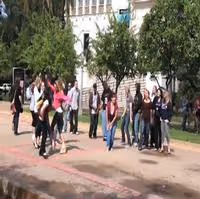 STAGE TUBE: San Diego Fans Practice the LEGALLY BLONDE "Bend and Snap"