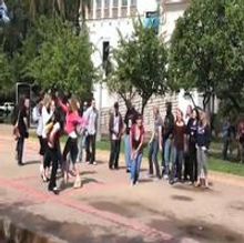 STAGE TUBE: San Diego Fans Practice the LEGALLY BLONDE "Bend and Snap"