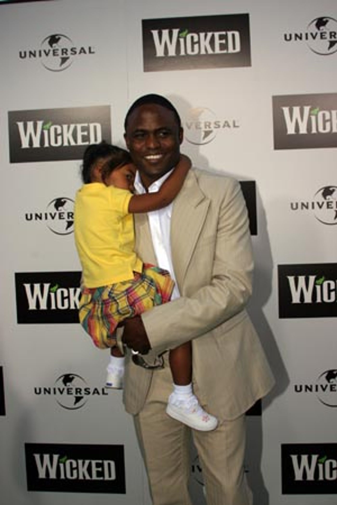 Photo Coverage: Wicked Flies In To Los Angeles  Image