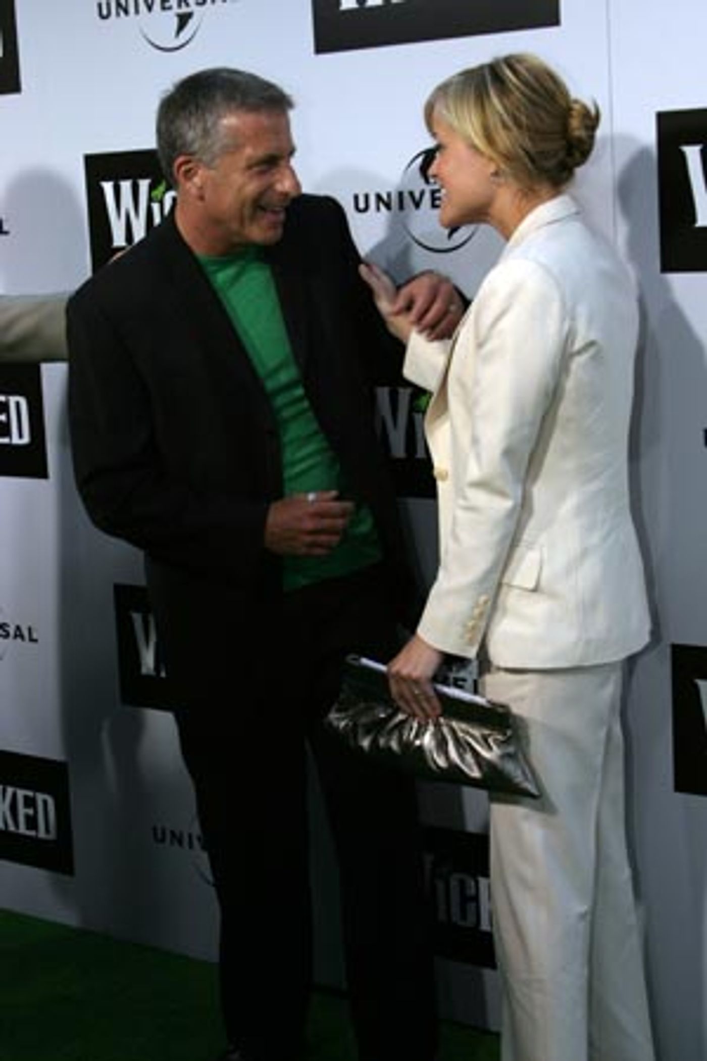 Photo Coverage: Wicked Flies In To Los Angeles  Image