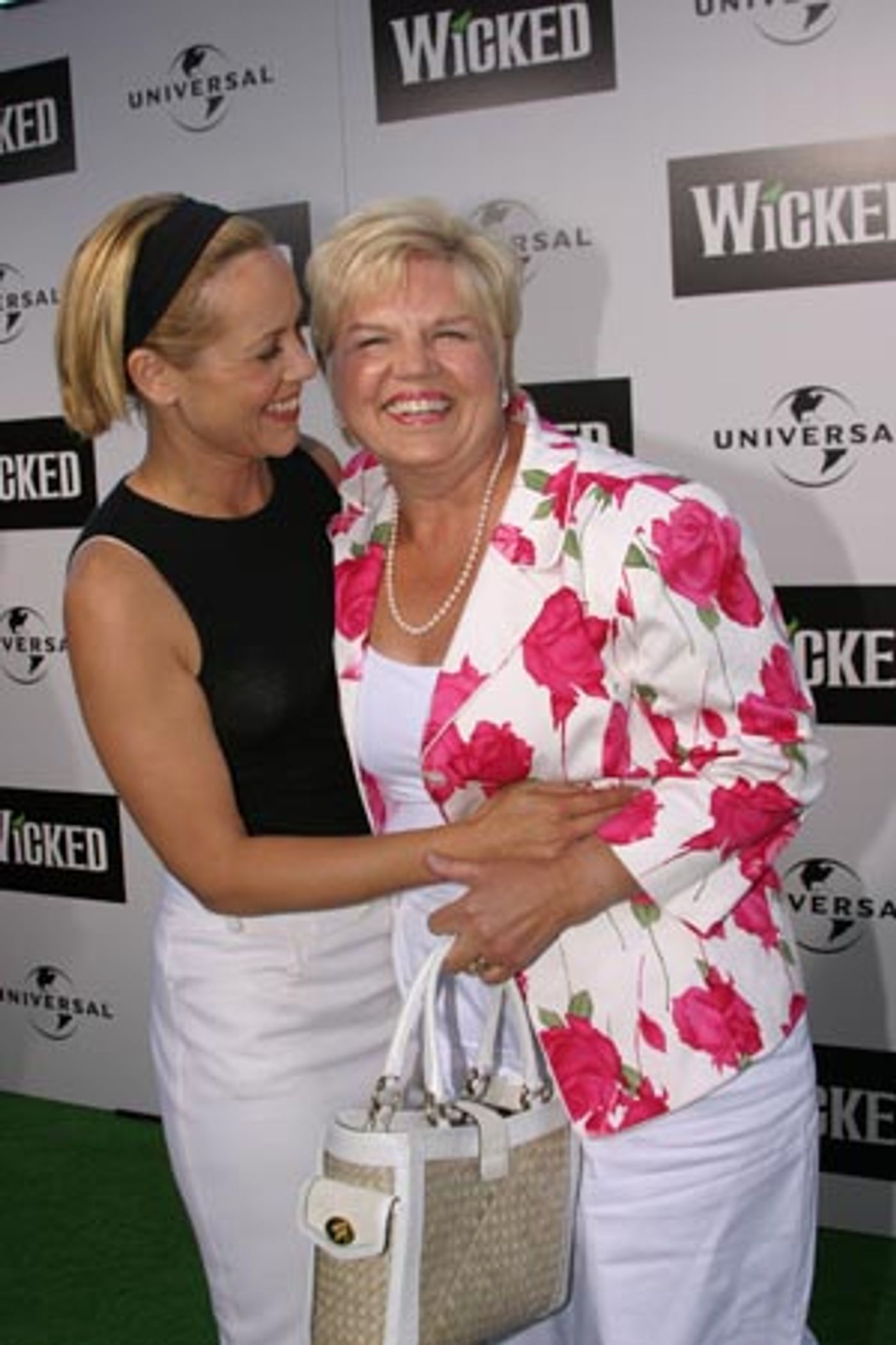 Photo Coverage: Wicked Flies In To Los Angeles  Image