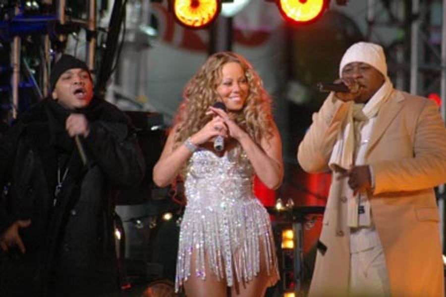 Photo Coverage: New Year's Eve Concert at Tony's DiNapoli Times Square Image