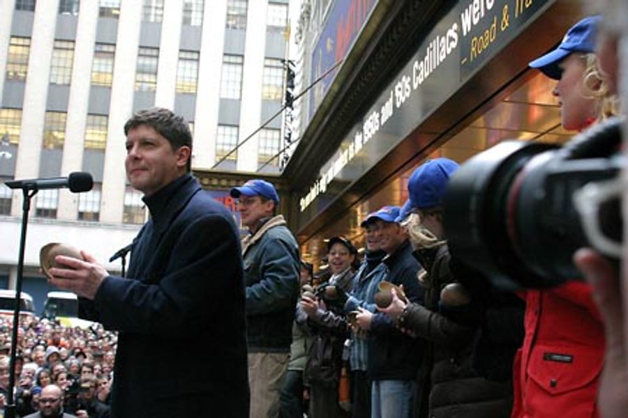 Photo Coverage: Spamalot's World's Largest Coconut Orchestra Image