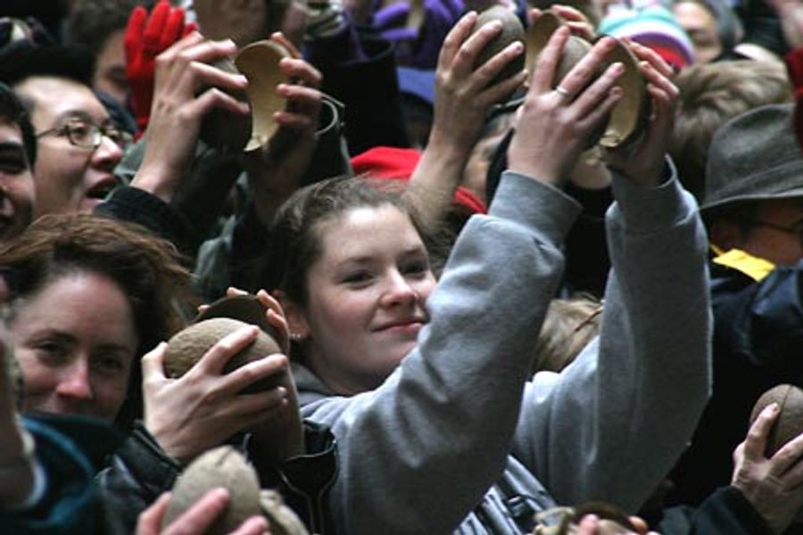 Photo Coverage: Spamalot's World's Largest Coconut Orchestra Image