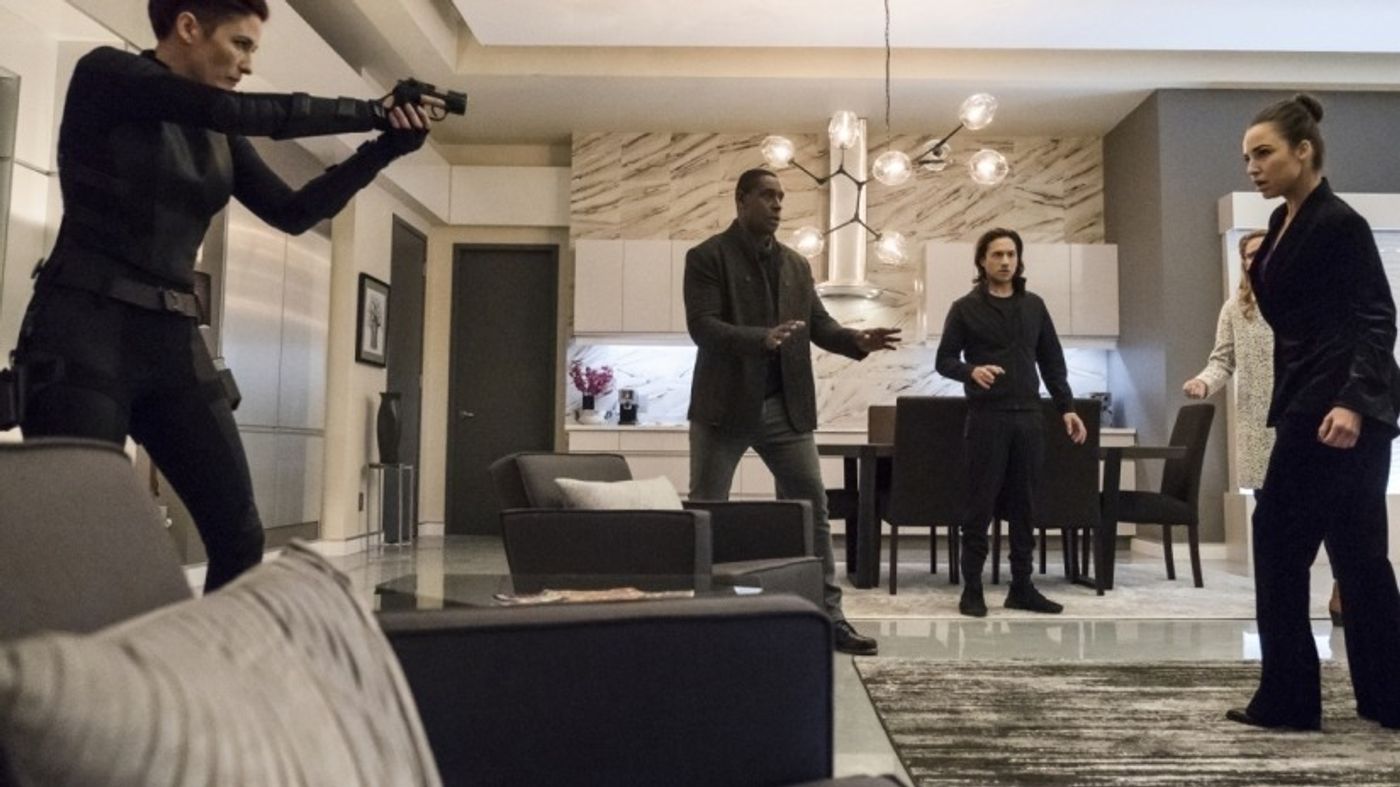 BWW Recap: SUPERGIRL Eats Our Hearts Out On Valentine's Day in 'Menagerie'  Image