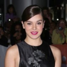 Hailee Steinfeld To Star As Emily Dickinson In New Comedy Series Picked Up By Apple