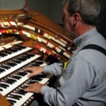 Theatre Organist Tom Hoehn To Perform Traditional Christmas Music in A Free Concert