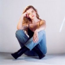 Breakout Artist Rosie Carney Debuts Acoustic Video For THOUSAND Featuring Lisa…