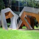 Formas Caprichosas Y Futuristas Reciben A Los Visitantes Del Jardín Escultórico Del…