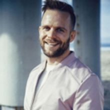 Acclaimed LGBTQ Singer-Songwriter Tom Goss Brings 'Songs & Stories' to The RRazz…