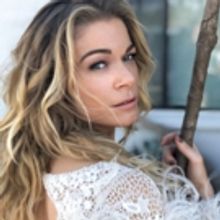 YOU AND ME AND CHRISTMAS! Grammy Winner LeAnn Rimes Celebrates The Holidays At The Mc