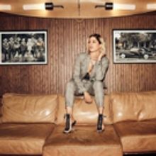 BWW Review: Cassadee Pope Drops Nostalgic Lyric Video for 'FYI'