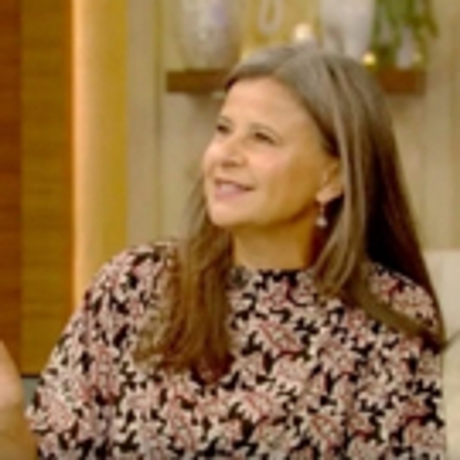 VIDEO: Tracey Ullman Shares Her Worst Broadway Stories on LIVE WITH KELLY AND RYAN