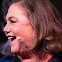 BWW Review: Kathleen Turner Harnesses Her Power in FINDING MY VOICE at Cafe Carlyle