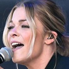 LeAnn Rimes Brings Holiday Spirit to Walton Arts Center for Debut Performance
