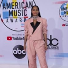 Photo Flash: The Stars Come Out for the AMERICAN MUSIC AWARDS Red Carpet