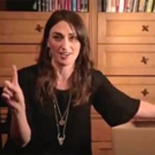 VIDEO: Sara Bareilles Brings Back 'What's Inside Box' for New WAITRESS Cast Announcem