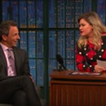 VIDEO: Seth Gives Kelly Clarkson Interviewing Tips on LATE NIGHT WITH SETH MEYERS
