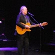 Entre las olas del Mediterráneo, Joan Manuel Serrat vertió su talento en el Palacio