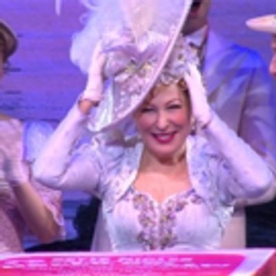TV: Bette Midler Responds with Elegance to Her Onstage Birthday Surprise