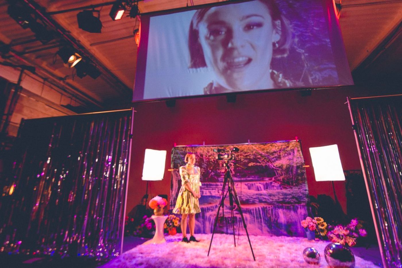 Review: SUPER DUPER CLOSE UP, Yard Theatre  Image