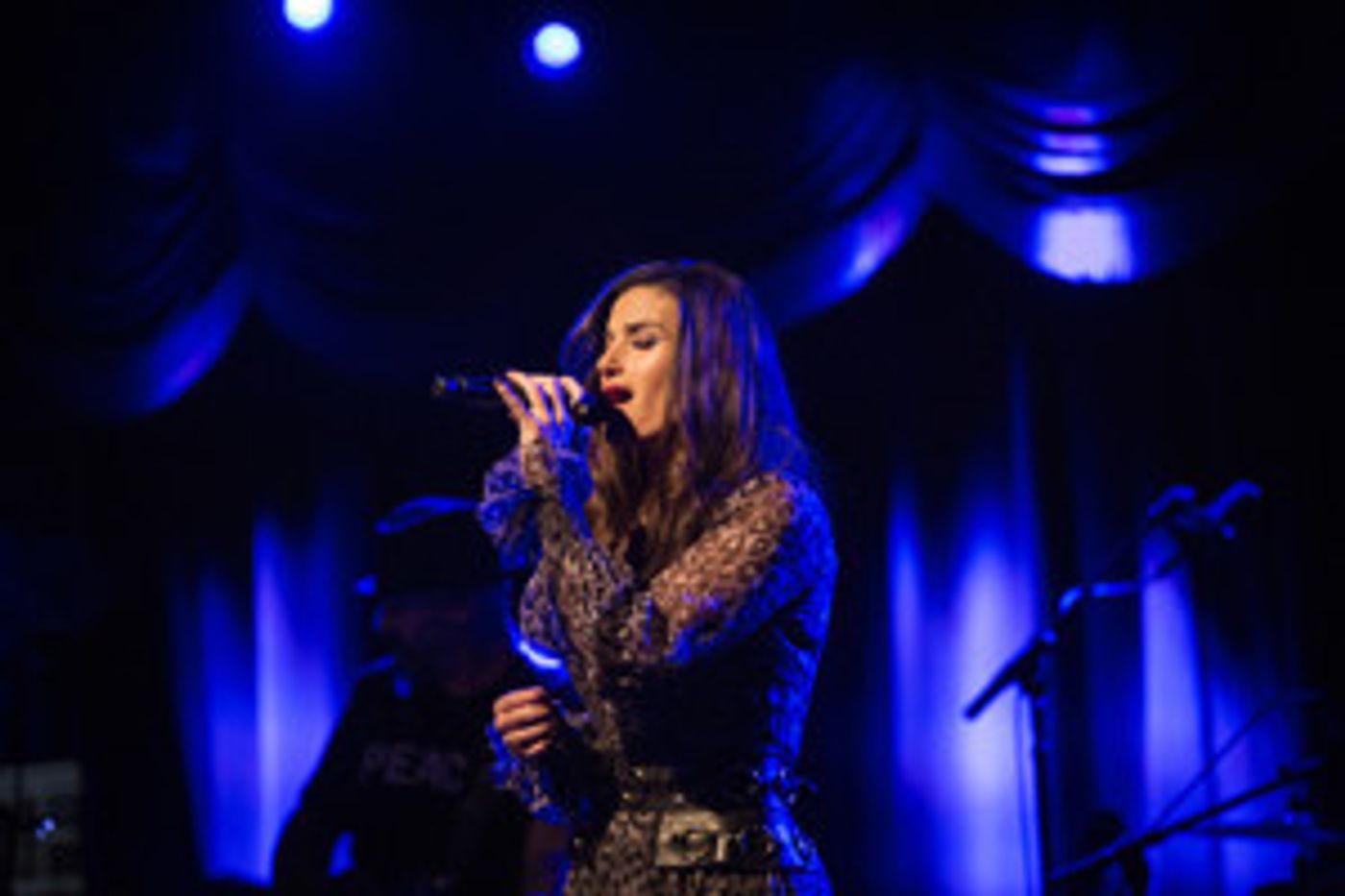 The Cold Never Bothers Her! Tony Winner Idina Menzel Talks Outdoor Performances and FROZEN 2 in New Interview The Cold Never Bothers Her! Tony Winner Idina Menzel Talks Outdoor Performances and FROZEN 2 in New Interview Image