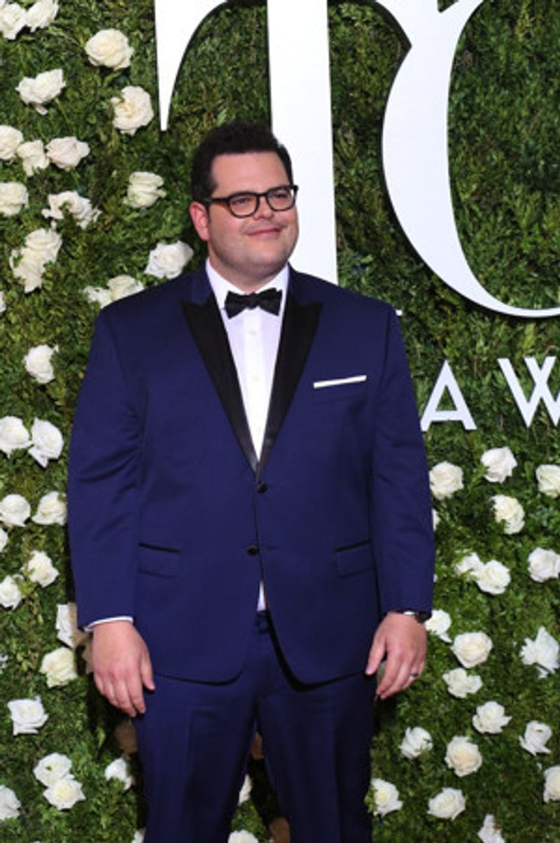 Josh Gad Joins Zach Woods and Hugh Laurie In HBO's Out Of This World Comedy AVENUE 5 Image