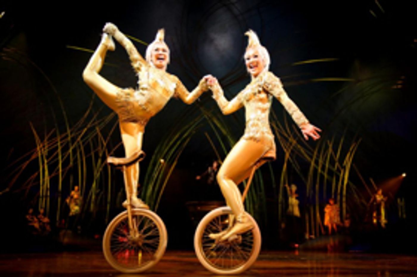 Review: Cirque du Soleil AMALUNA Storytellers Fly Through the Air with the Greatest of Ease and Incredible Skill  Image