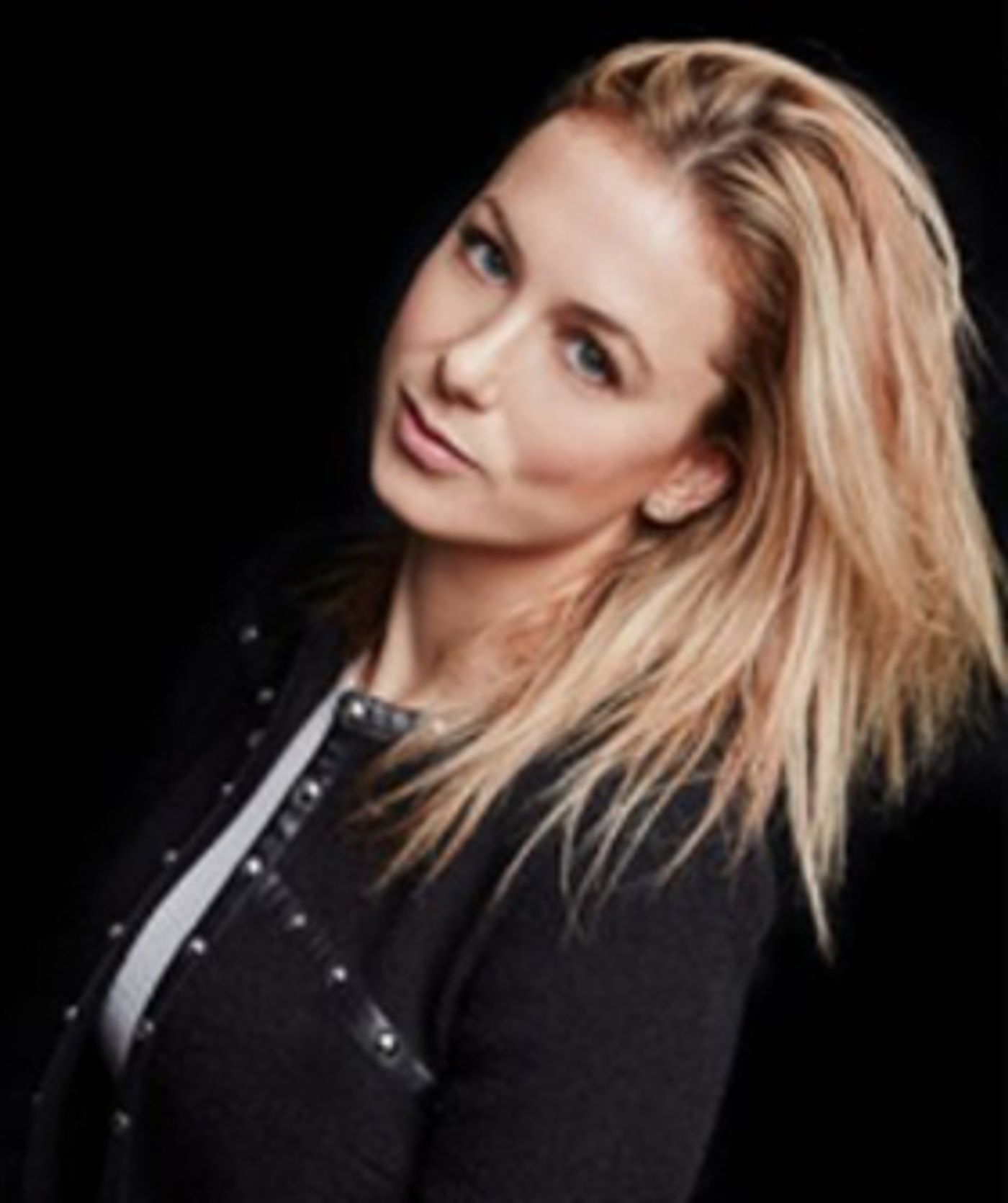 Comedian Iliza Shlesinger Gets Sued After Banning Men From Show  Image