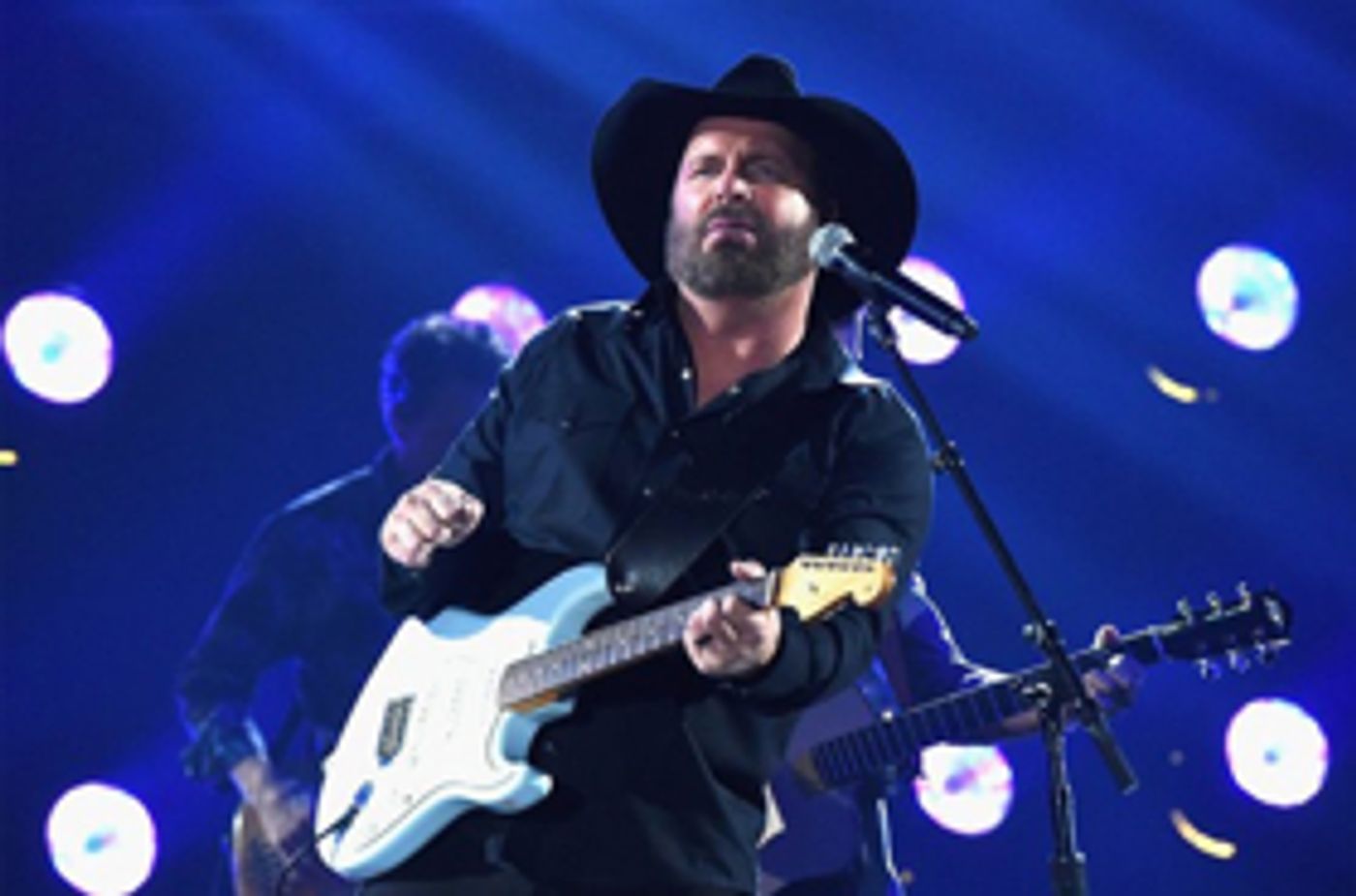 Garth Brooks Performs Intimate Nashville Concert Featuring Greatest Hits Garth Brooks Performs Intimate Nashville Concert Featuring Greatest Hits Image