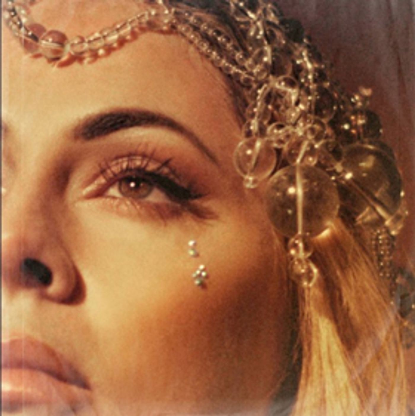 Avant-Garde Pop Singer Empara Mi Shares New Single CRYING  Image