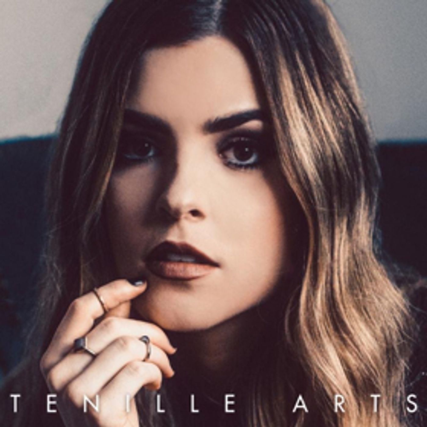 Tenille Arts' MOMENT OF WEAKNESS Propelled to Top 10 After Debut On THE BACHELOR  Image