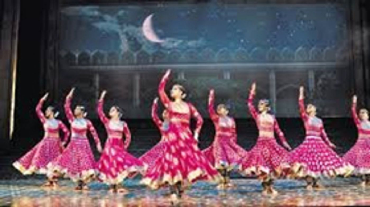 Review: Feroz Abbas Khan's MUGHAL-E-AZAM at JLN Stadium Review: Feroz Abbas Khan's MUGHAL-E-AZAM at JLN Stadium Image