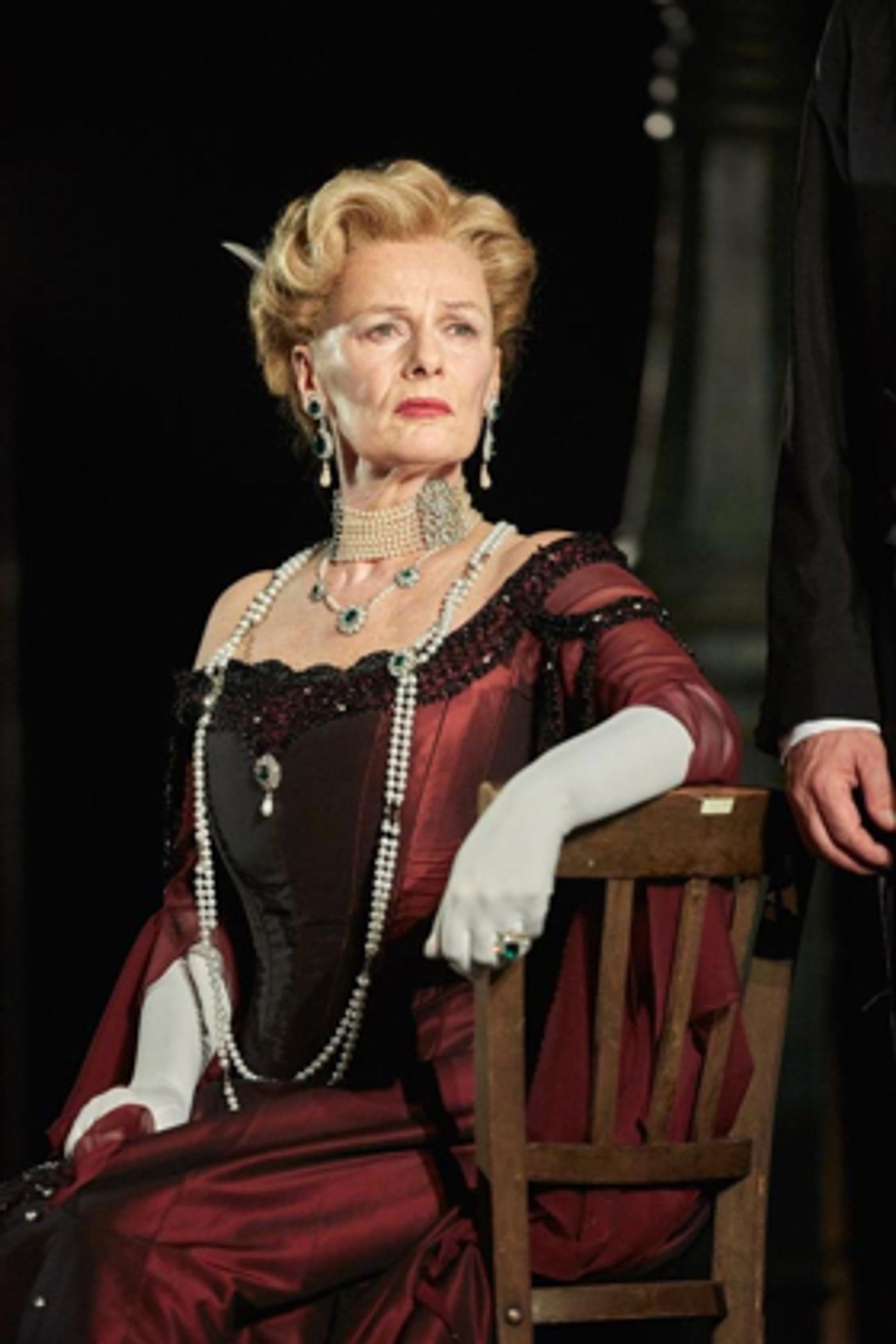 Review: AN INSPECTOR CALLS Offers an Episode of The Twilight Zone Wrapped in an Agatha Christie Mystery  Image