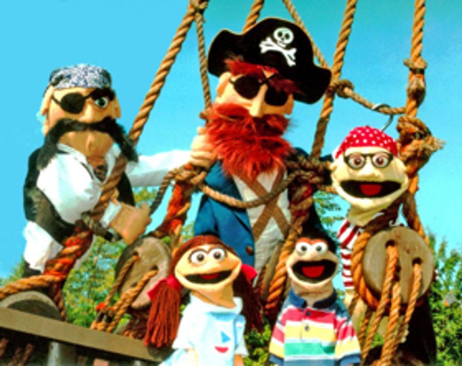The Ballard Institute Presents EVERYBODY LOVES PIRATES by Frogtown Mountain Puppeteers Image
