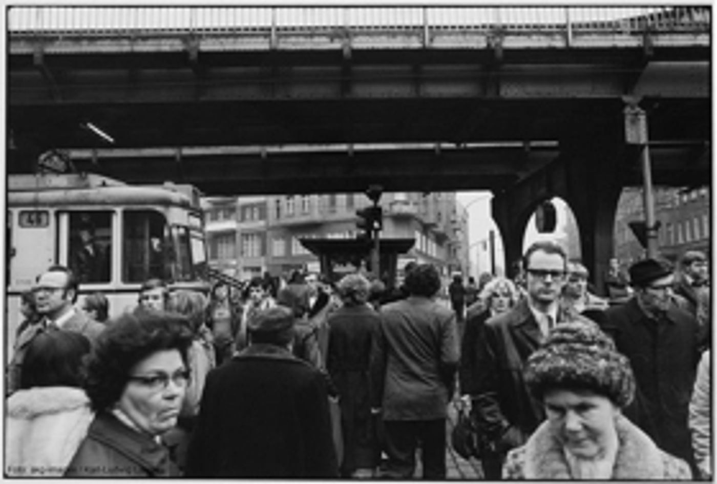 Leander Hausmann Inszeniert HAUSMANNS STAATSSICHERHEISTHEATER Als Uraufführung An Der Volksbühne  Image