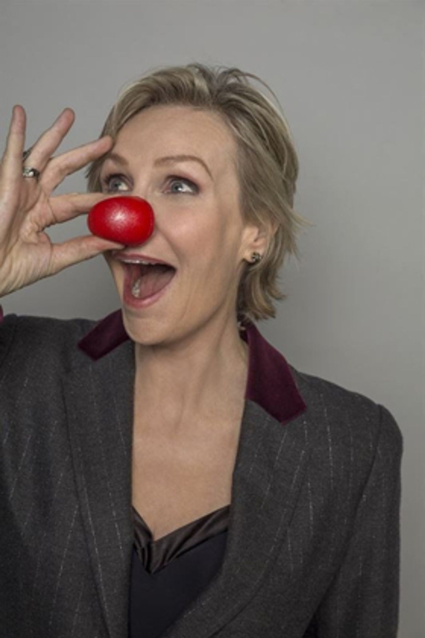 Kelly Clarkson, Sean Hayes, Jack Black, & More Test Pop Culture Knowledge On Red Nose Day Edition of HOLLYWOOD GAME NIGHT  Image