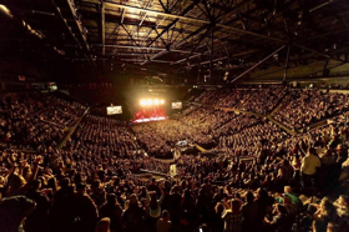 Chris Young Continues Sold-Out Streak on 'Losing Sleep 2018 World Tour'  Image