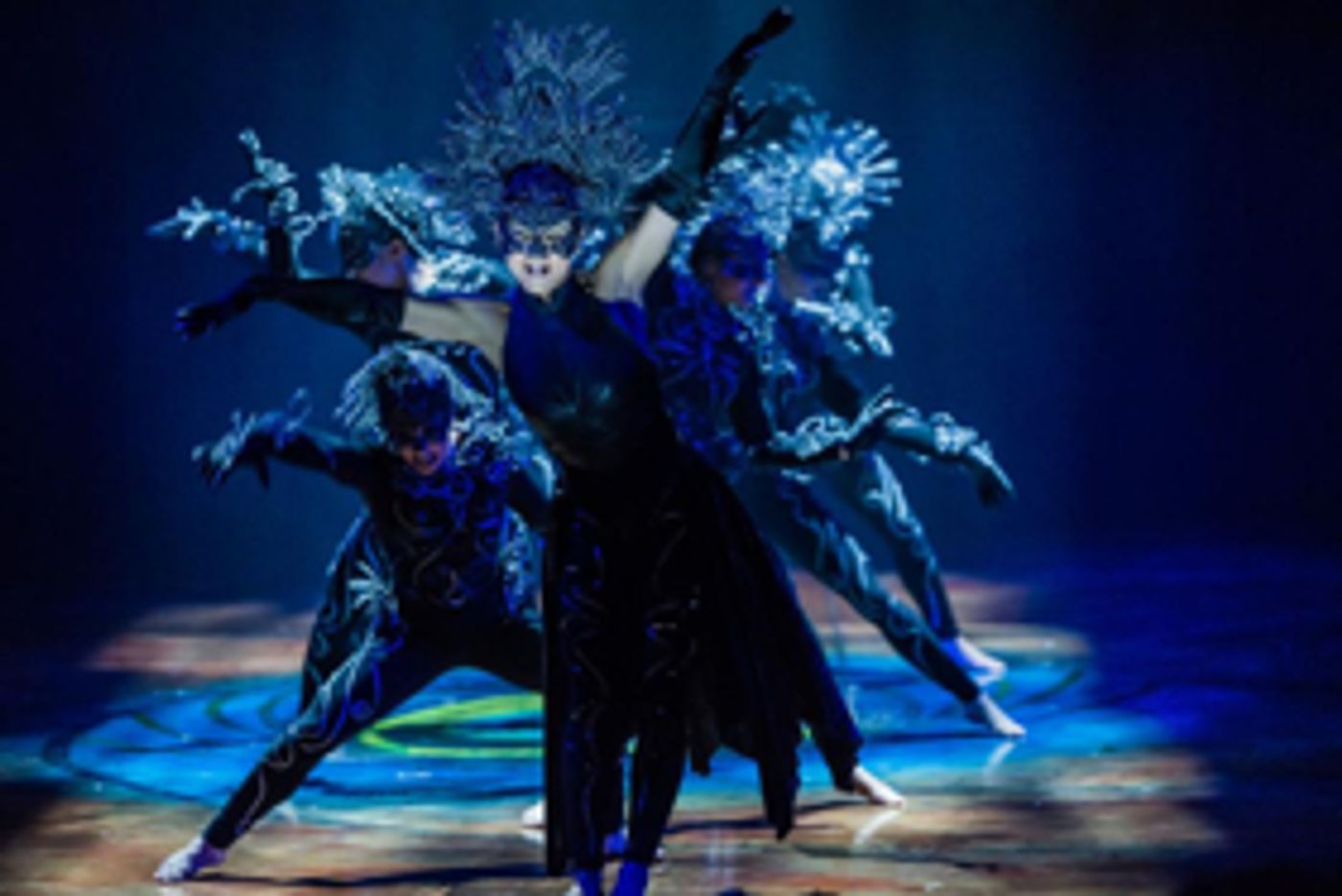 Review: Cirque du Soleil AMALUNA Storytellers Fly Through the Air with the Greatest of Ease and Incredible Skill  Image