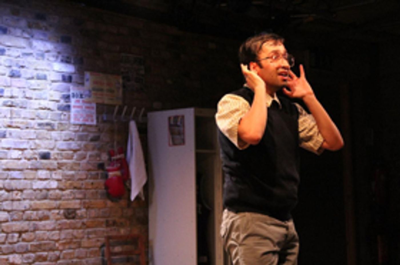 Review: One-Man LOVE, BOMBS & APPLES at the Kennedy Center  Image