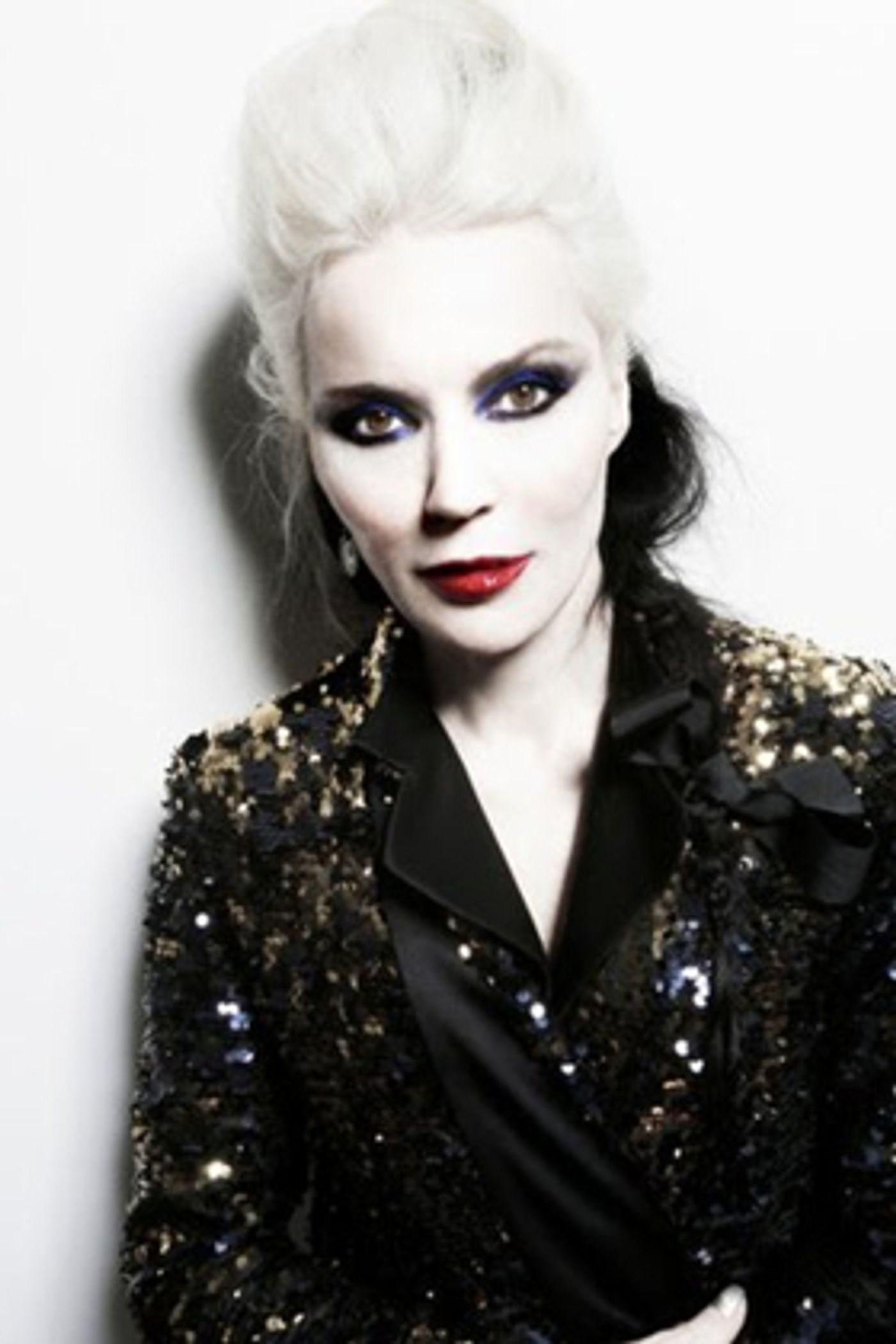 Daphne Guinness Shares New Track RIOT from Upcoming DAPHNE & THE GOLDEN CHORD Out April 20 Daphne Guinness Shares New Track RIOT from Upcoming DAPHNE & THE GOLDEN CHORD Out April 20 Image