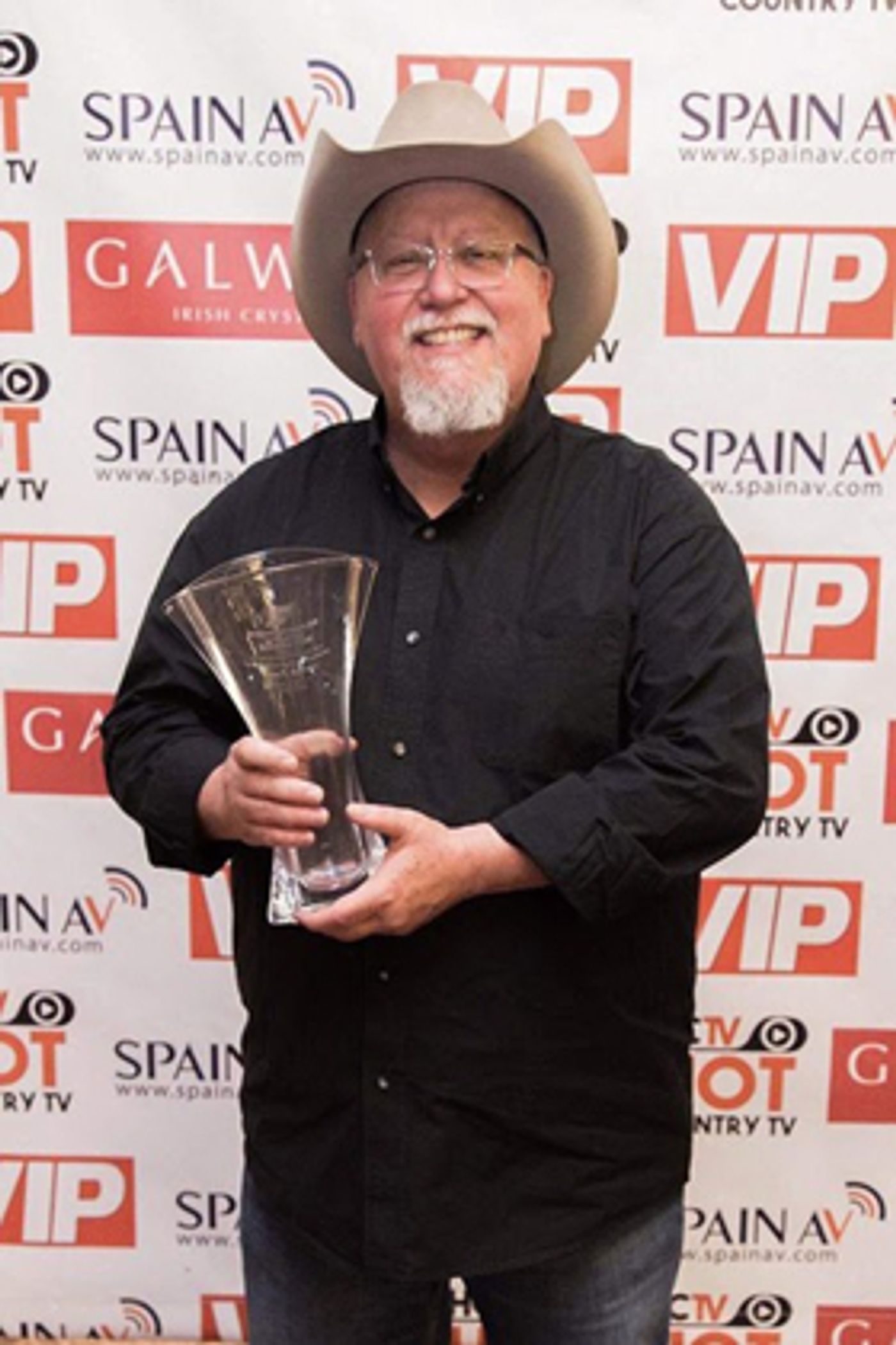 Country Music Singer-Songwriter Max T. Barnes Wins International Artist of the Year Award At Hot Country TV Awards  Image