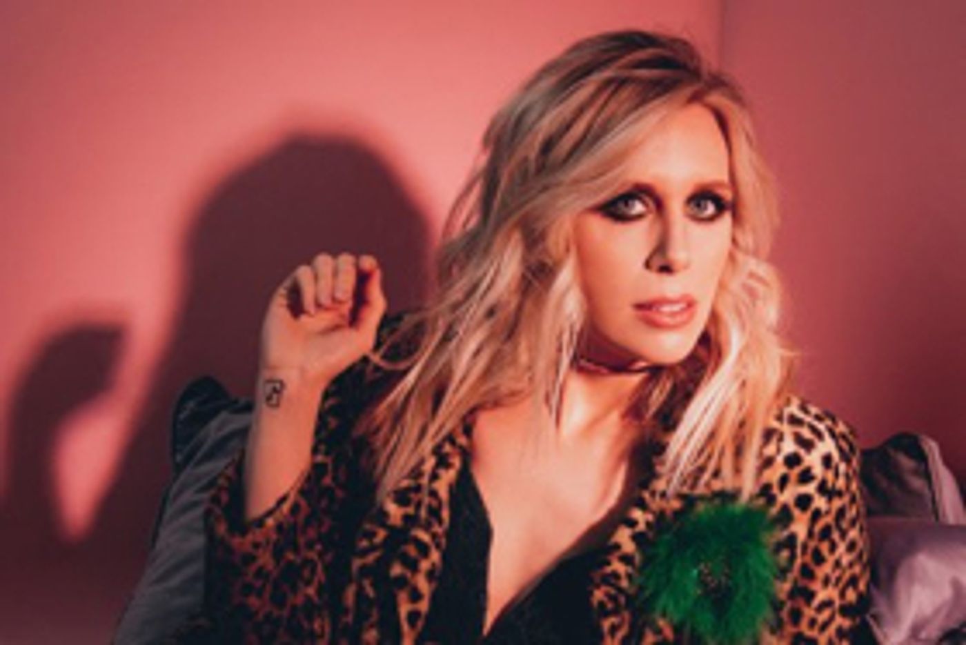 Elise Davis Announces Tour Dates with Dwight Yoakam; Named Wide Open Country Artist To Watch May 2018  Image