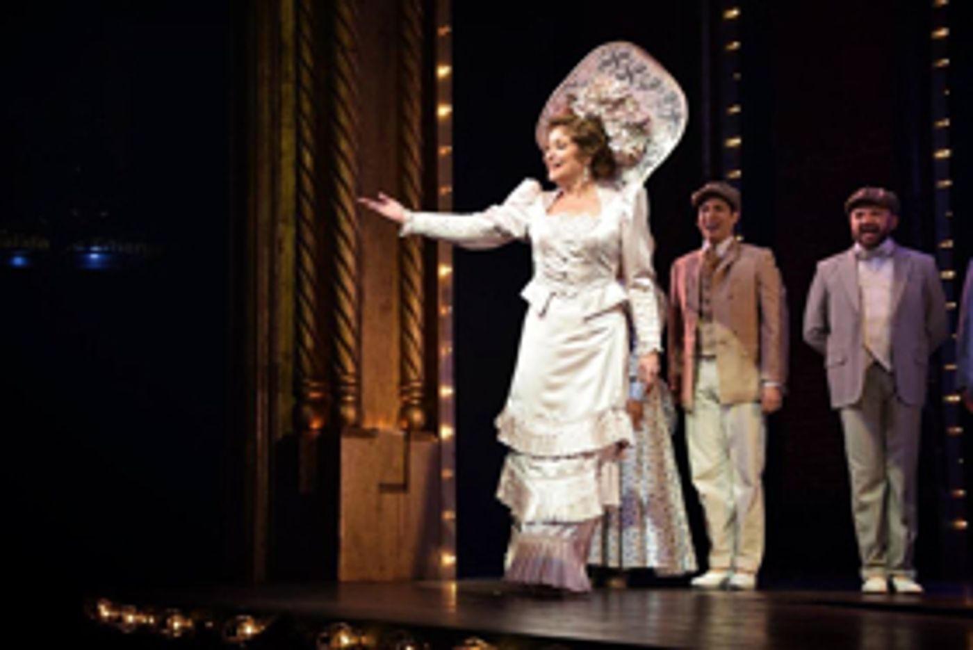 Review: HELLO, DOLLY! regresa para conquistar junto con Daniela Romo a México  Image
