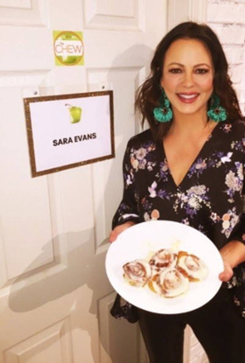 Watch: Sara Evans Spreads Holiday Cheer on THE CHEW Image
