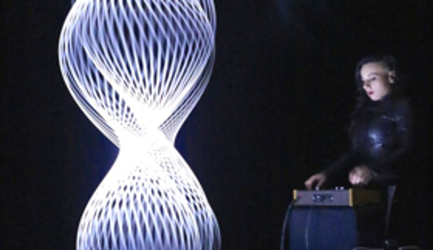 3D Optical Illusion Takes To The Lowry Stage  Image