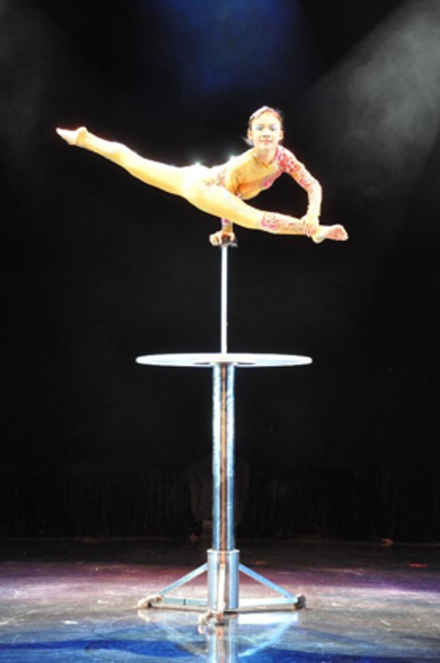 CIRQUE D'OR Brings High-Flying Fun To Victoria Theatre  Image