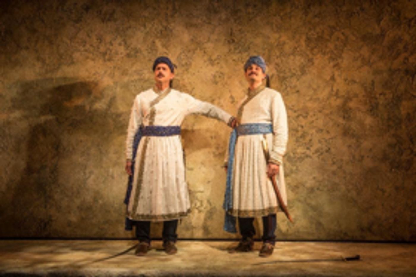 Review: GUARDS AT THE TAJ at Steppenwolf  Image
