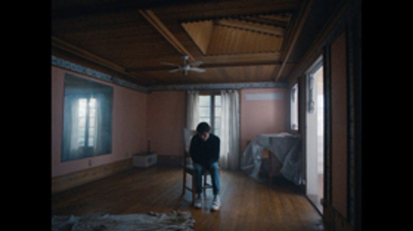 Alec Benjamin Releases Music Video for 'Let Me Down Slowly' Featuring Alessia Cara  Image