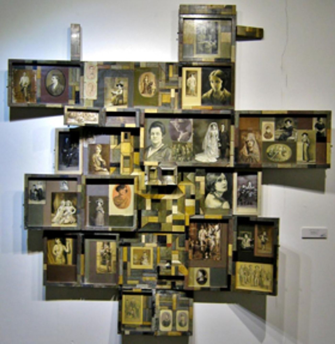 El Salón de la Plástica Mexicana recuerda a Guillermo Gadda con exposición de polimorfismos, a diez años de su muerte El Salón de la Plástica Mexicana recuerda a Guillermo Gadda con exposición de polimorfismos, a diez años de su muerte Image